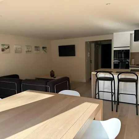 Modern Flat With Garden בית נופש