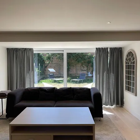 Modern Flat With Garden *