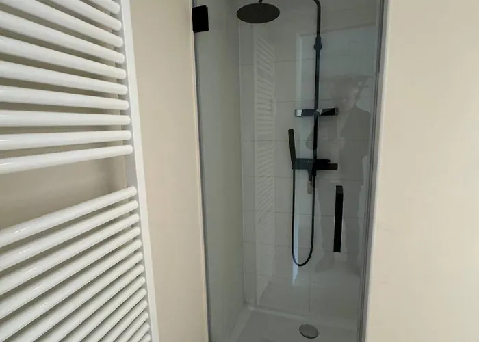 Modern Flat With Garden בית נופש