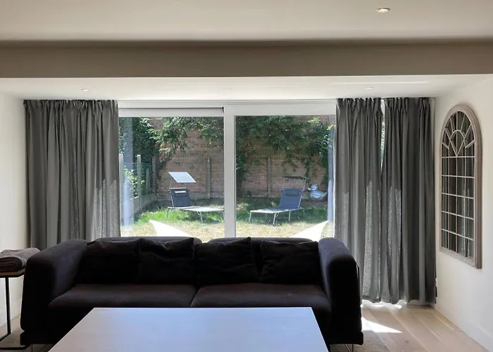 Modern Flat With Garden *