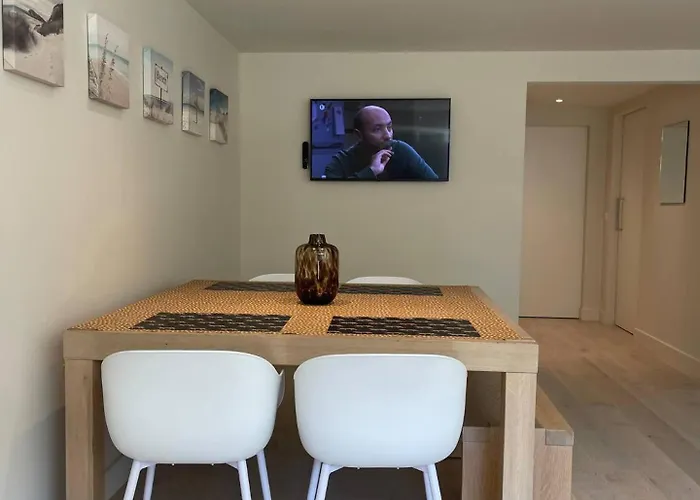 Modern Flat With Garden בית נופש *